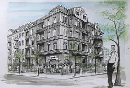 Ein Berliner Altbau mit einem Milchladen im Erdgeschoss. Ein Mann lehnt lässig an einem Baum. Die Zeichnung kombiniert Architektur und Alltagsszene.