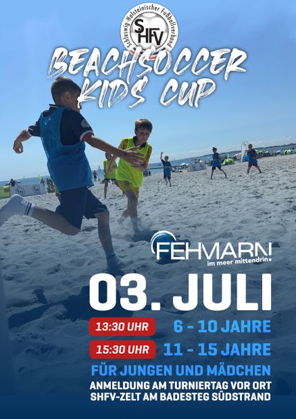 Kinder spielen Beachsoccer am Strand. Das Event findet am 3. Juli statt, organisiert vom Schleswig-Holsteinischen Fußballverband auf Fehmarn.