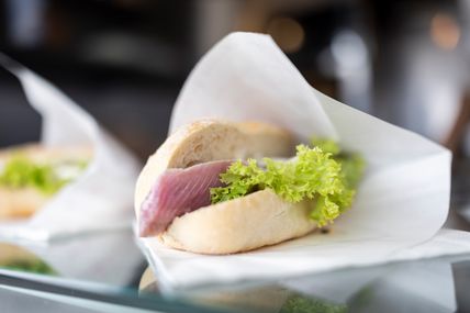 Fischbrötchen auf einem Tresen bei einem Verkaufsstand im Yachthafen Burgtiefe