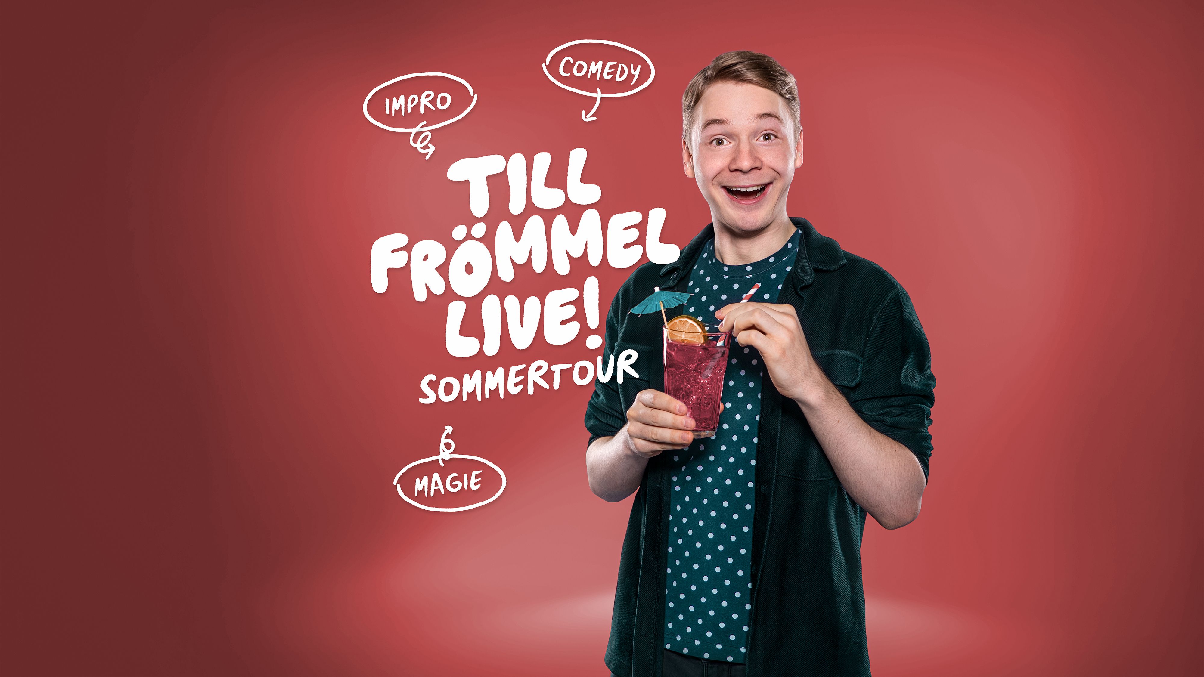 Ein junger Mann mit einem Getränk und einem Schirmchen lächelt vor einem roten Hintergrund. Text: 'Till Frömmel Live! Sommertour'.