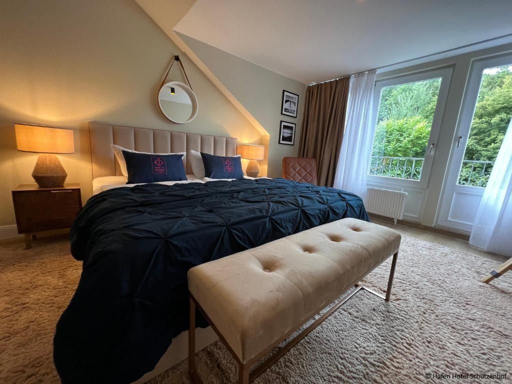Hotelzimmer mit einem großen Bett