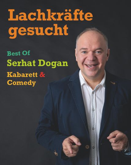 Ein Plakat mit einem lächelnden Mann im Anzug. Der Text bewirbt eine Comedy-Show von Serhat Dogan mit dem Titel 'Lachkräfte gesucht'.