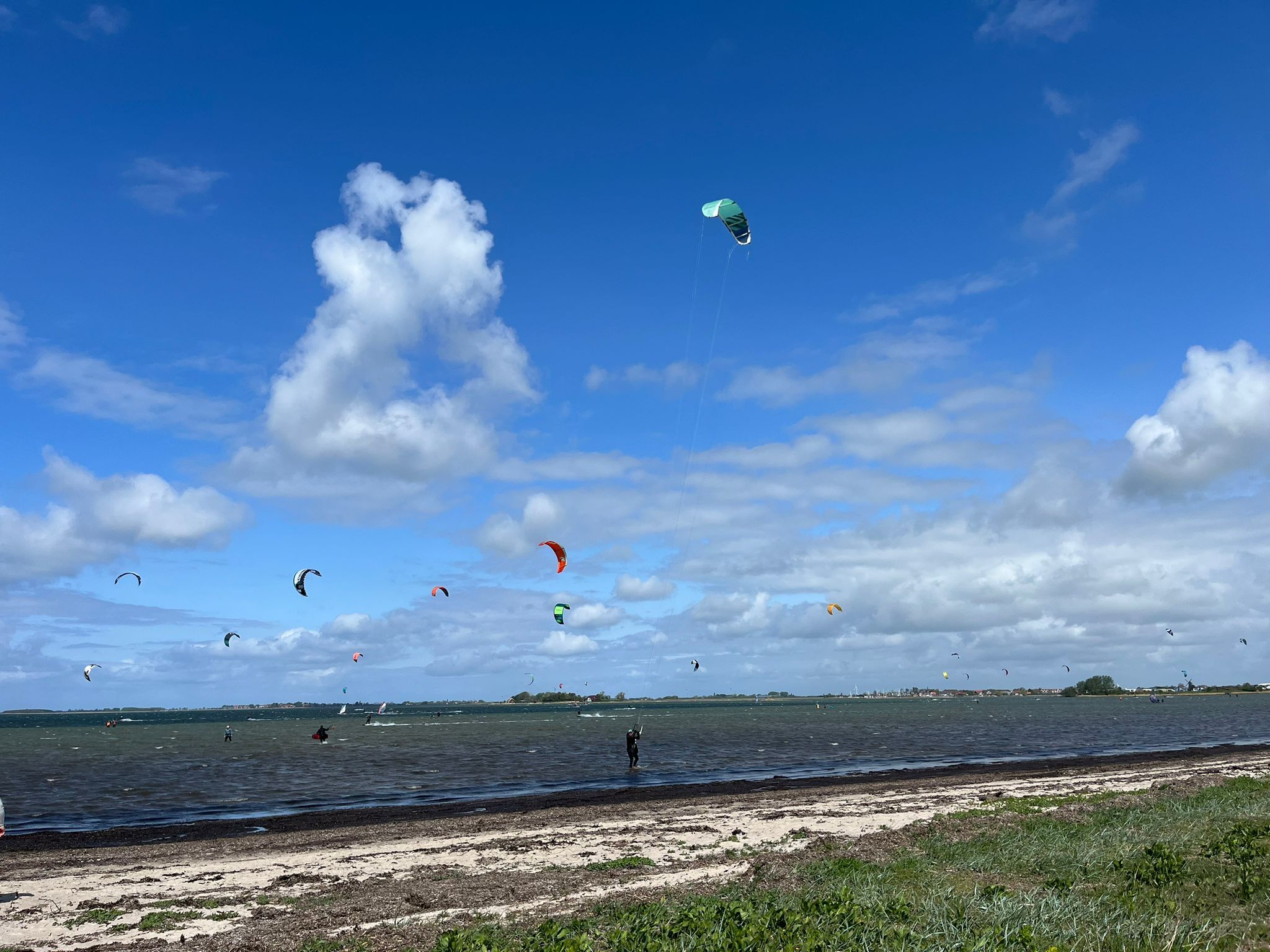 Kitesurfer auf dem Wasser