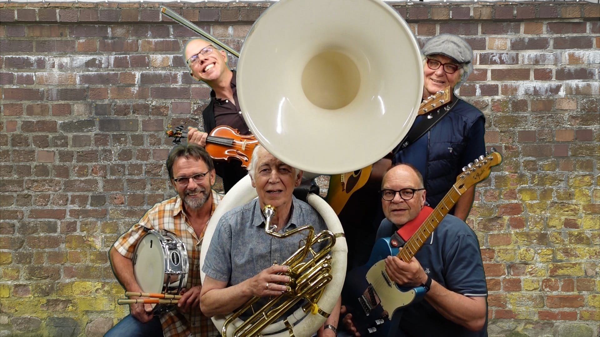 Sechs Männer posieren mit Musikinstrumenten vor einer Backsteinmauer. Sie halten eine Trommel, eine Geige, eine Tuba und Gitarren.