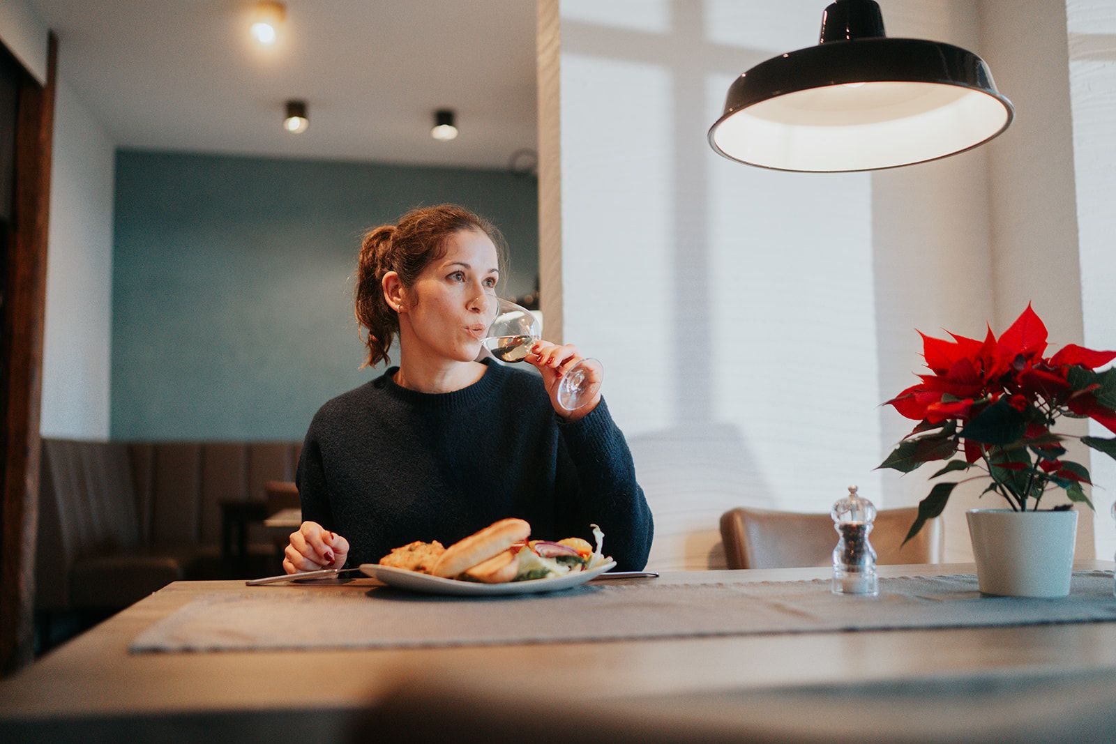 Frau beim Essen im Restaurant