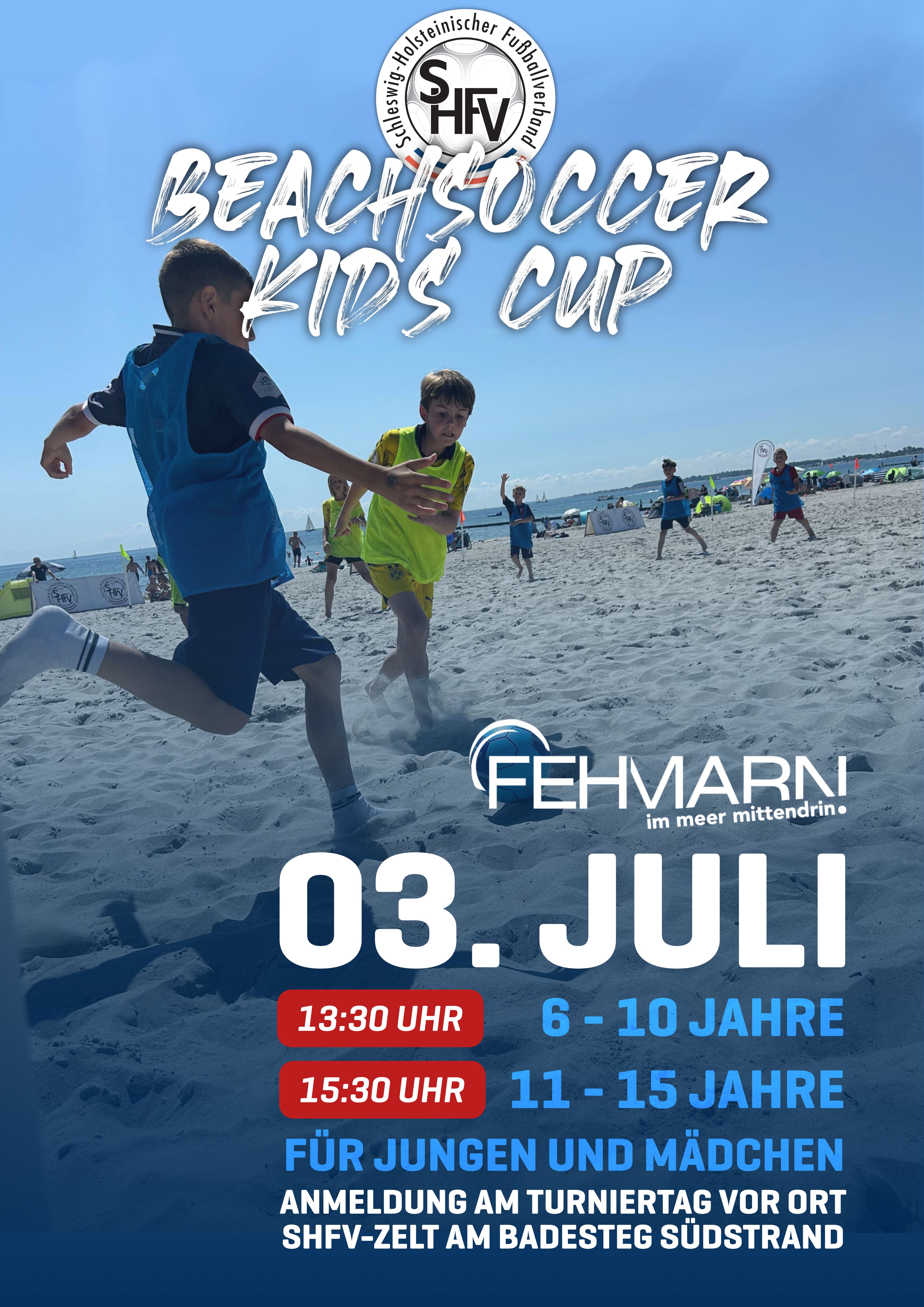 Kinder spielen Beachsoccer am Strand. Das Event findet am 3. Juli statt, organisiert vom Schleswig-Holsteinischen Fußballverband auf Fehmarn.