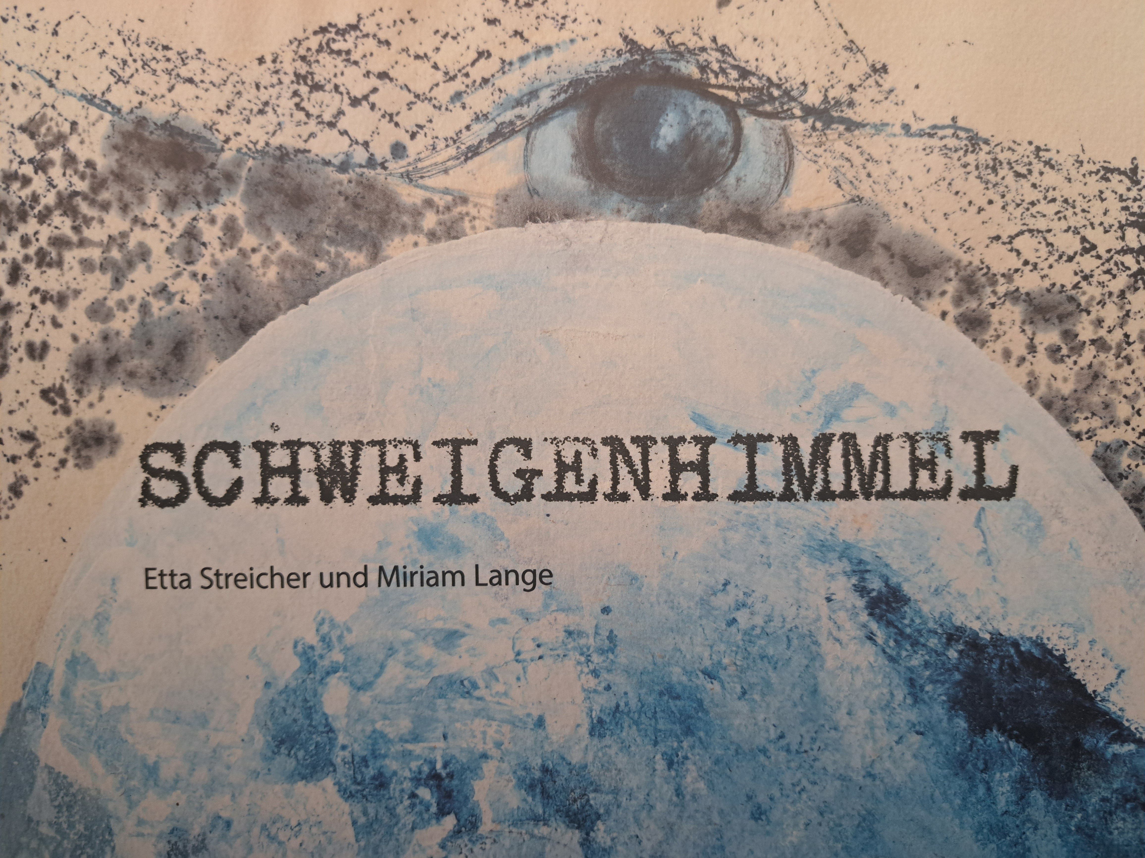 Buchcover mit dem Titel 'Schweigenhimmel' von Etta Streicher und Miriam Lange. Ein Auge und eine blaue Kugel sind künstlerisch dargestellt.