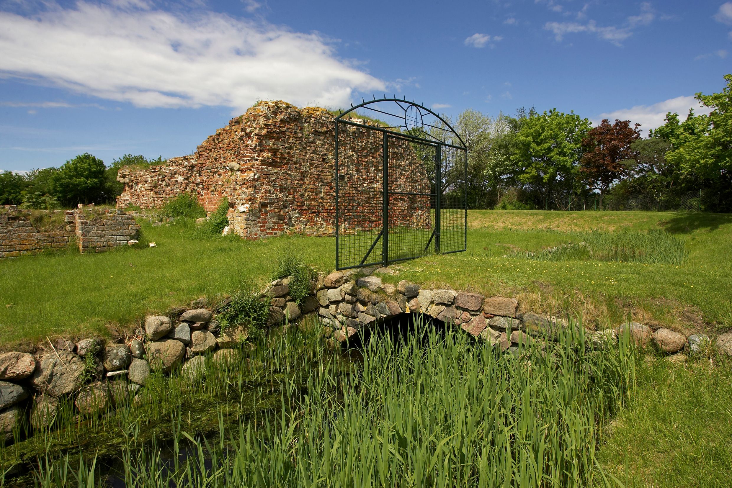 Ruine der Burg Glambek auf Fehmarn mit steinernem Torbogen und umliegendem Grasland