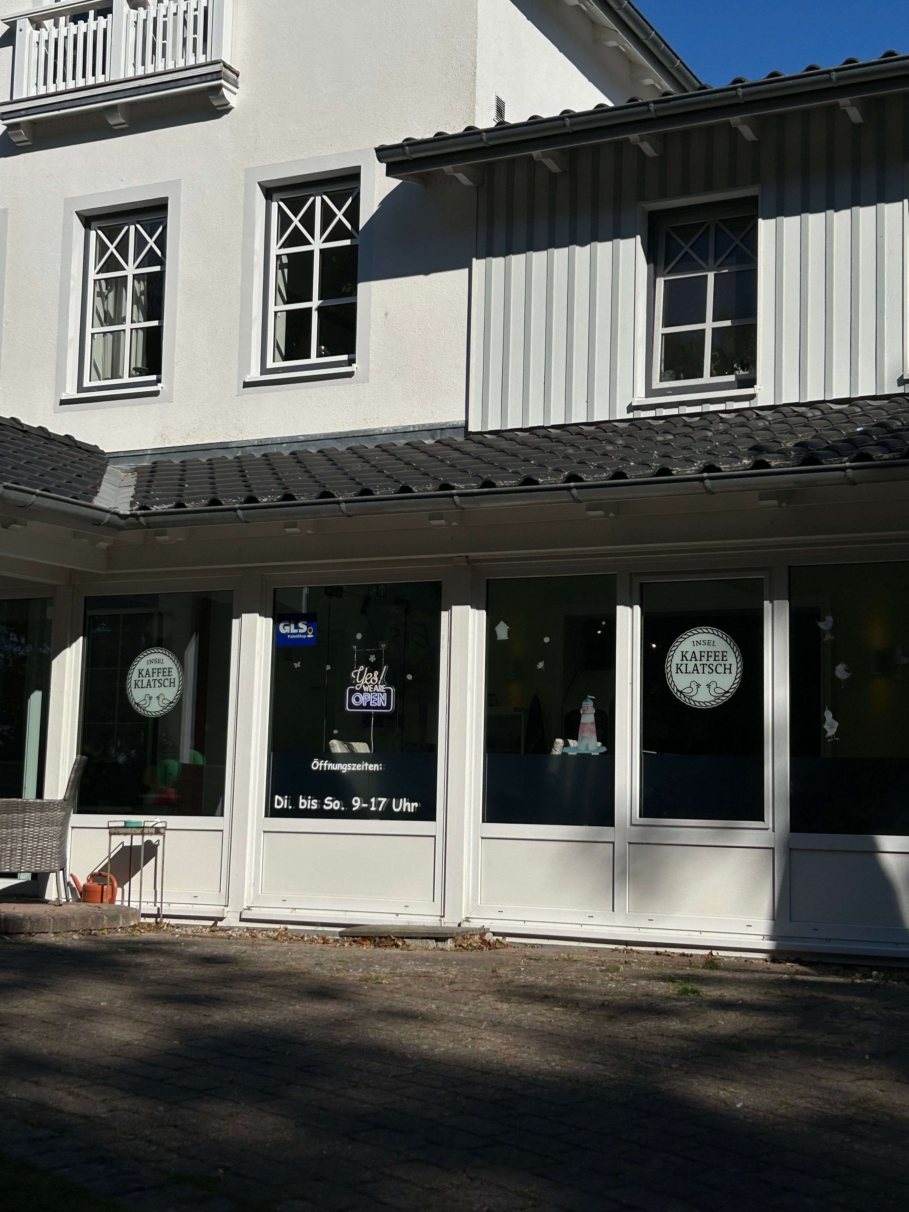 Ein Café mit der Aufschrift 'Insel Kaffeeklatsch' auf den Fenstern. 