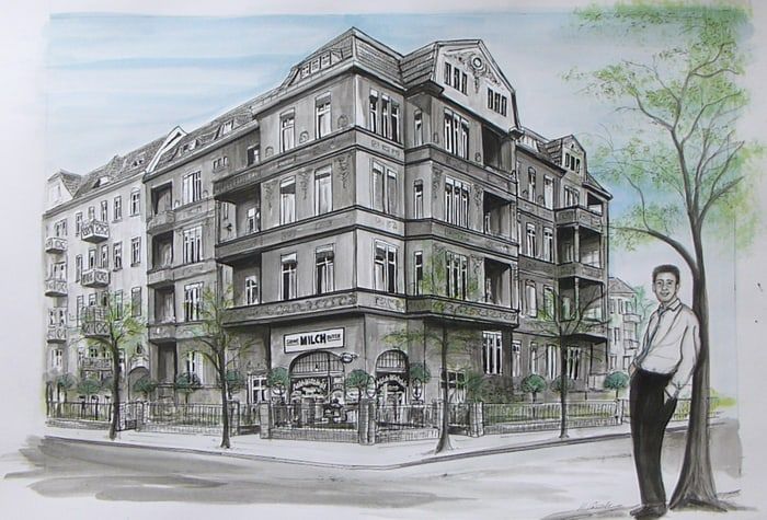 Ein Berliner Altbau mit einem Milchladen im Erdgeschoss. Ein Mann lehnt lässig an einem Baum. Die Zeichnung kombiniert Architektur und Alltagsszene.