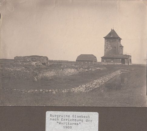 Burgruine Glambeck mit wieder aufgebautem Wartturm und angrenzenden Gebäuden, 1908