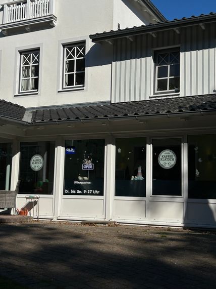 Ein Café mit der Aufschrift 'Insel Kaffeeklatsch' auf den Fenstern. 